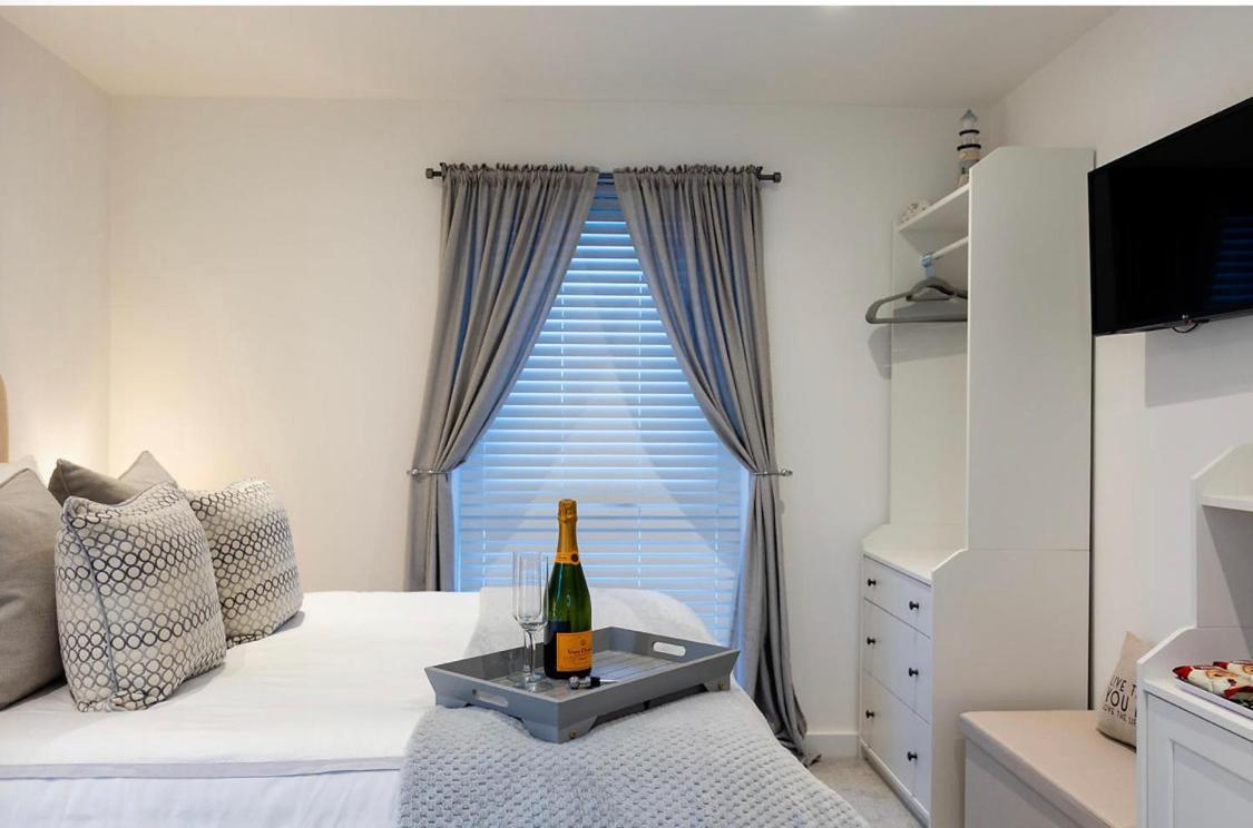 Sea Esta Guesthouse มาดีฟอร์ด ภายนอก รูปภาพ